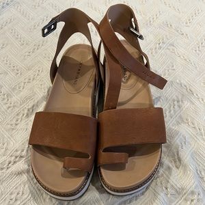 Very lightly worn lucky brand sandals, size 10